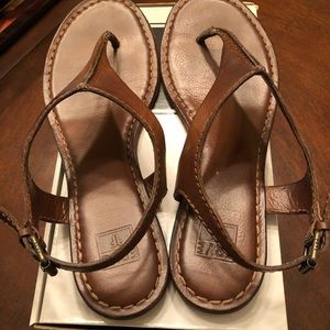 Frye Women's Carson Seam T-Strap Sandals